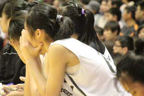 延長戦に入り、ベンチで戦況を見守る選手達