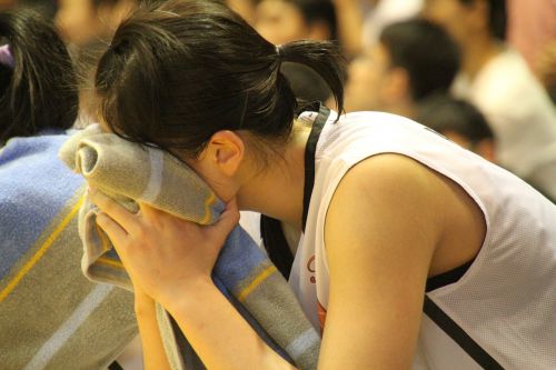 試合終了間際に5ファールで退場になり、悔し涙が止まらなくなった選手