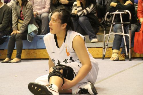 延長戦で天井につるされたスコアボードを見つめる陳雅貞（チェン・ヤージェン）