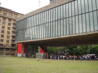 人気の特別展が開催され、入館無料の火曜日に行列のできることのあるサンパウロ美術館