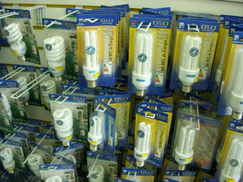 一般的な真っ直ぐ縦に長いタイプと巻いたタイプの蛍光灯