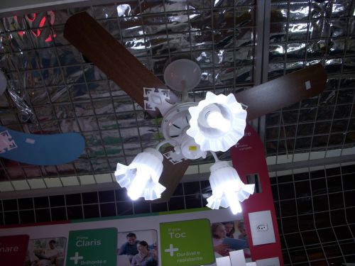 プロペラのついたタイプの照明器具