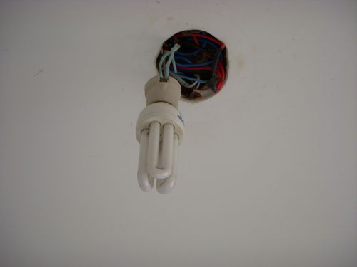 電気の通る銅線が見える家屋の天井に開いた穴