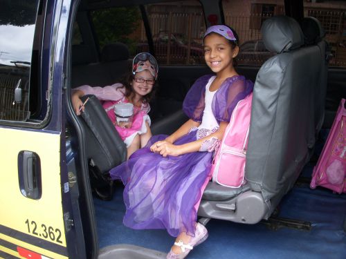 カーニバルのパーティーを終えて帰宅する子どもたち