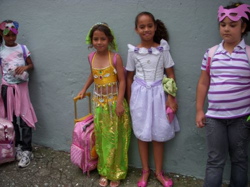 カーニバルのパーティーのために仮装衣装を来た少女たち