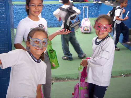 カーニバルで手作りの仮面をつけた少女たち