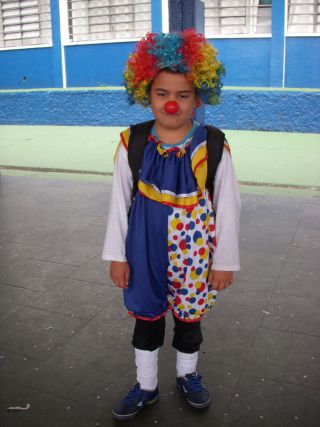 カーニバルのパーティーのために仮装衣装を来た少年