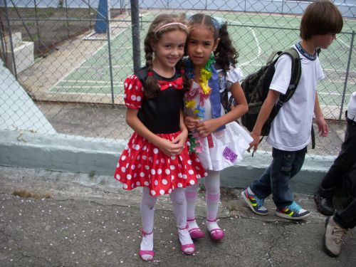 カーニバルのパーティーのために仮装衣装を来た少女たち