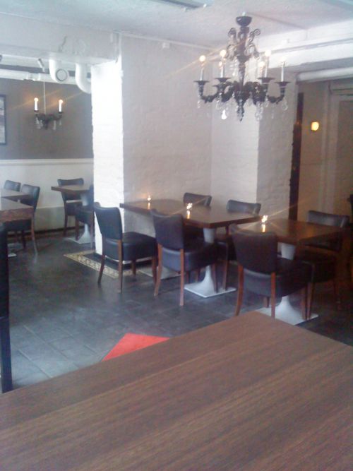 レストランの各テーブルにロウソクが置いてあります