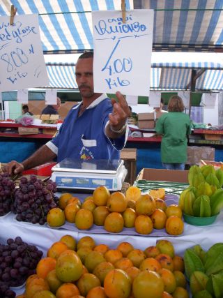 フェイラで販売されているキオンボと呼ばれる種類の柿