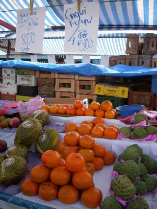 フェイラで販売されている富有柿