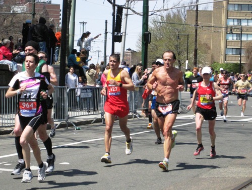 男性も女性も一緒に走るボストン・マラソンの様子