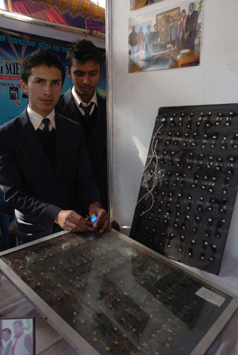 展示会場でLEDライトを灯すミランさん