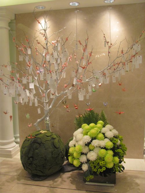 ホテルの入口を入って左の突き当たりにある桜の木