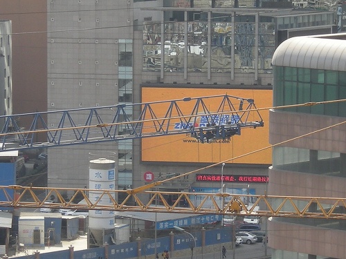 夜になると我が家の室内まで照らす電光宣伝板