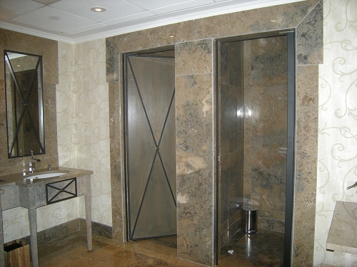 （見にくいですが）普段は電気がオフになっているトイレの個室