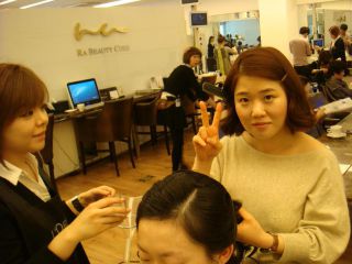 芸能人も担当するへソク先生(右)&日本語が上手な美容師さん(左)