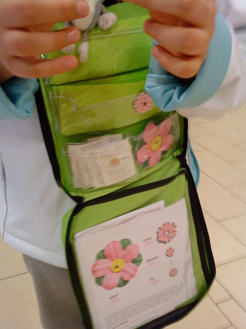 今年のマイブロンマ、デザインは毎年変わります。10クローナのブローチ型のマイブロンムの他に、花形のシール（20クローナ）リース（30クローナ）ピン（50クローナ）もあります