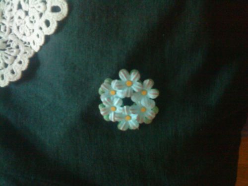 このようにブローチ感覚で使えます。（このマイブロンマは数年前のもの）