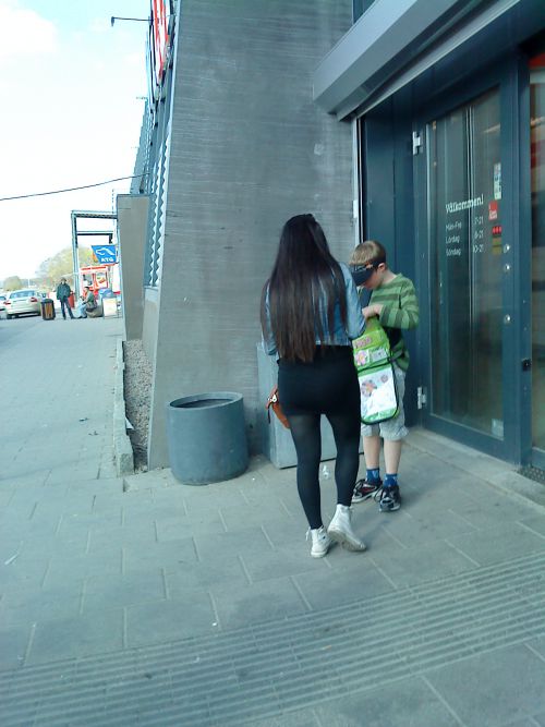 マイブロンマを売る子ども