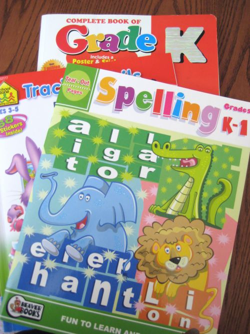 KindergartenのスペルからKやKGと略される幼稚園。学校が何年生までを受け入れているか示すために、K-6（幼稚園から6年生まで）、K-8（幼稚園から8年生〈13、14歳で高校に入る前の学年〉）といった表示がされたり、対象年齢の目安としてワークブックなどにも記されたりします