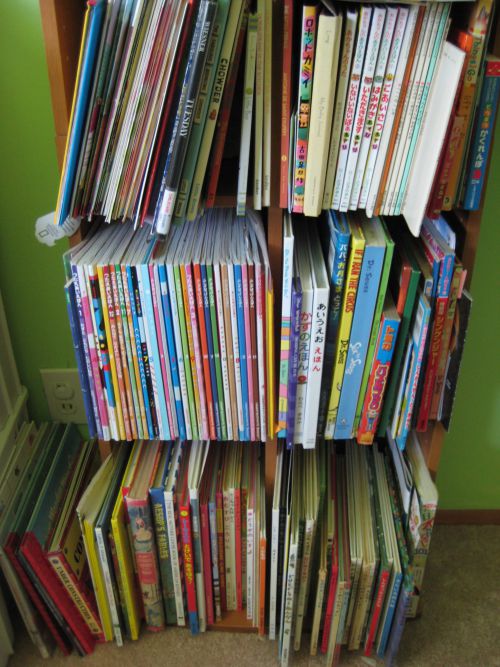 うちの子供の本棚は英語と日本語の本がごちゃまぜ。日本の戦隊ものに興味があるので、その手の本から言葉を学ぶのは苦でないようです