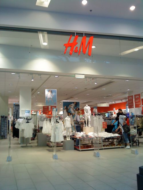 スウェーデン発祥のメーカー「H＆M」　店内に入るとまず白い服が並んでいます