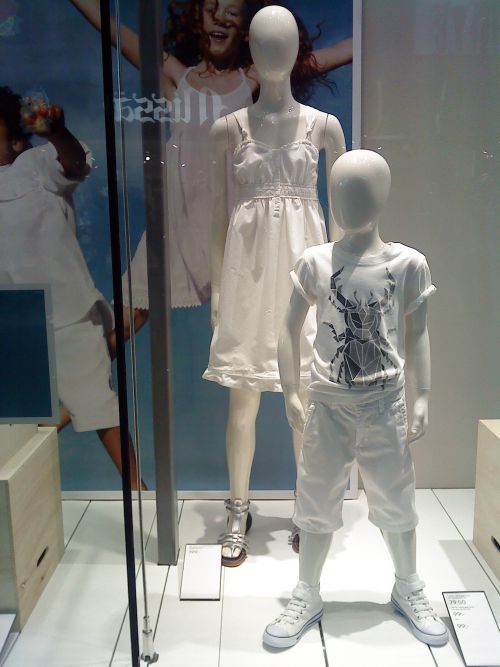 子供服も白が流行　やんちゃな子どもには汚れが目立ってしまうかもしれませんが、親子で白の服を着て出かけるのも爽やかで良い印象です
