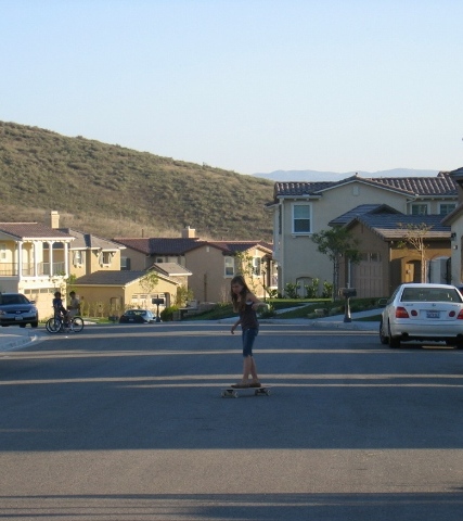 スケートボードを練習中の子ども