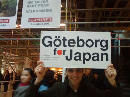 グループ名-Göteborg for Japan を掲げて募金をアピール