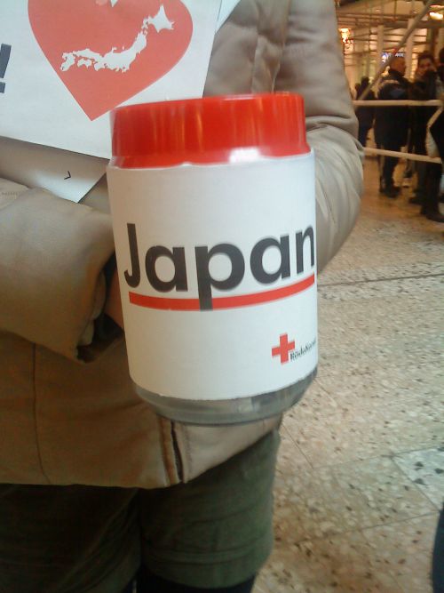 募金箱に書かれた「JAPAN」