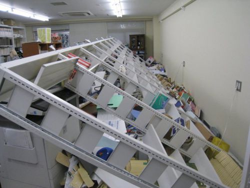 留学先である大学の研究室では本棚が倒れました *こちらは留学先の関係者からの提供