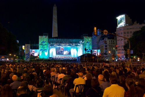 街のシンボルオベリスコではロシアンシンフォニーオーケストラによる演奏が披露された。(画像:The Argentina Independent より)