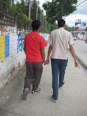 仲良く指を絡めあう若者二人