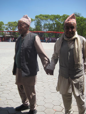 ダッカ織りのネパール帽をかぶった老人たちも