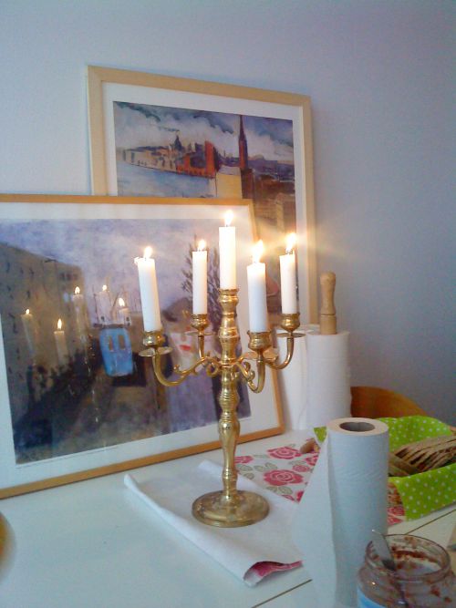 アンテーィクなデザインのロウソク立て。このように来客時の食卓にロウソクを灯す人もいます