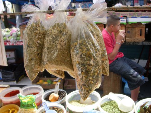 露天市の香辛料売り場で販売されているカモミール
