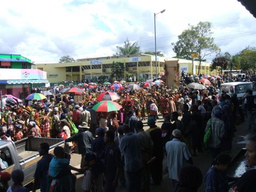 パレードで街は大渋滞