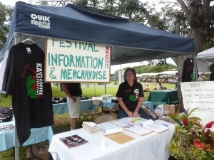 素朴なフェスティバルの案内ブース