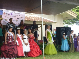 観客に微笑むミス・カウ・コーヒーたち