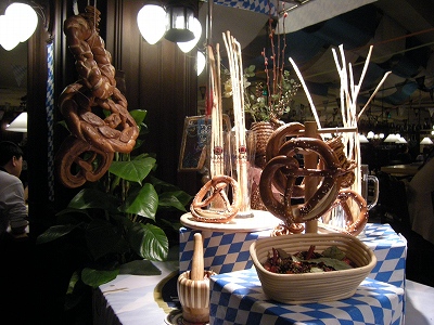 エントランスにはドイツらしいプリッツェルが飾られる