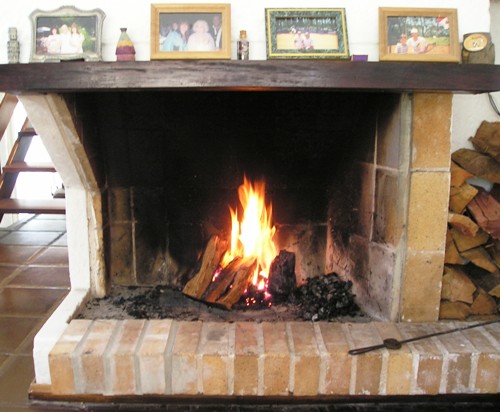 暖炉の上部の飾り棚mantelpiece（マントルピース）には、写真を飾ることが多い