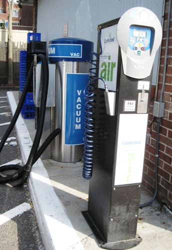 ガソリンスタンドに設置されたタイヤの空気入れと、車内の掃除機