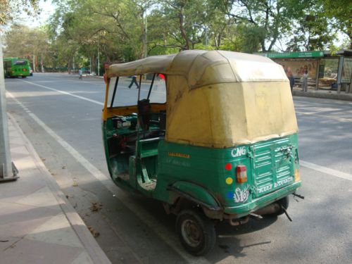 デリーのシンボルも交通渋滞の悩み