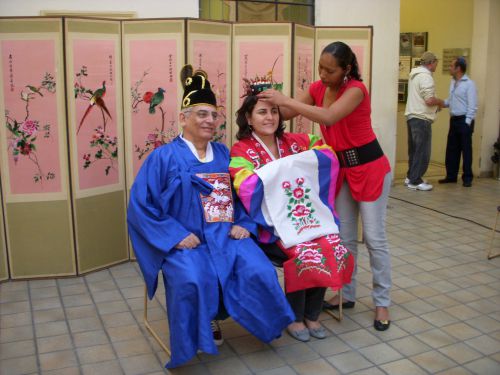 「第６回韓国文化祭り」で民族衣装に着がえて記念撮影できるコーナー