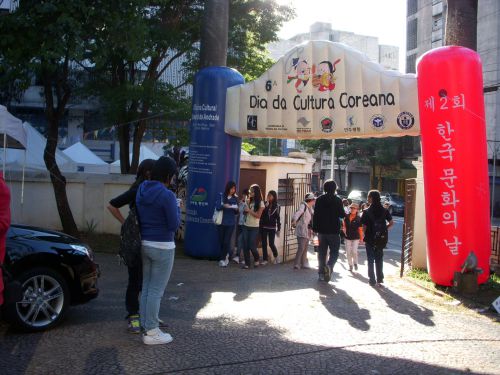 「第６回韓国文化祭り」の屋外の屋台へ続く出入り口