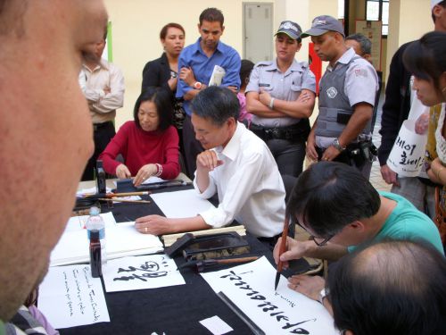 「第６回韓国文化祭り」のハングル文字の書道コーナー