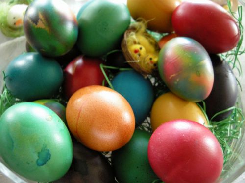 色とりどりに染められた卵