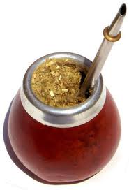 マテの葉(Yerba mate)や小枝(Palo)を乾燥させた茶葉にお湯を注いで成分を浸出し、ボンビージャと呼ばれるストローで吸って飲むマテ茶
