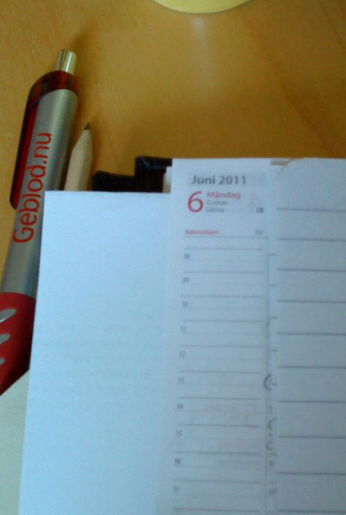 スウェーデンのカレンダー、6月6日は祝日なので赤で書かれています